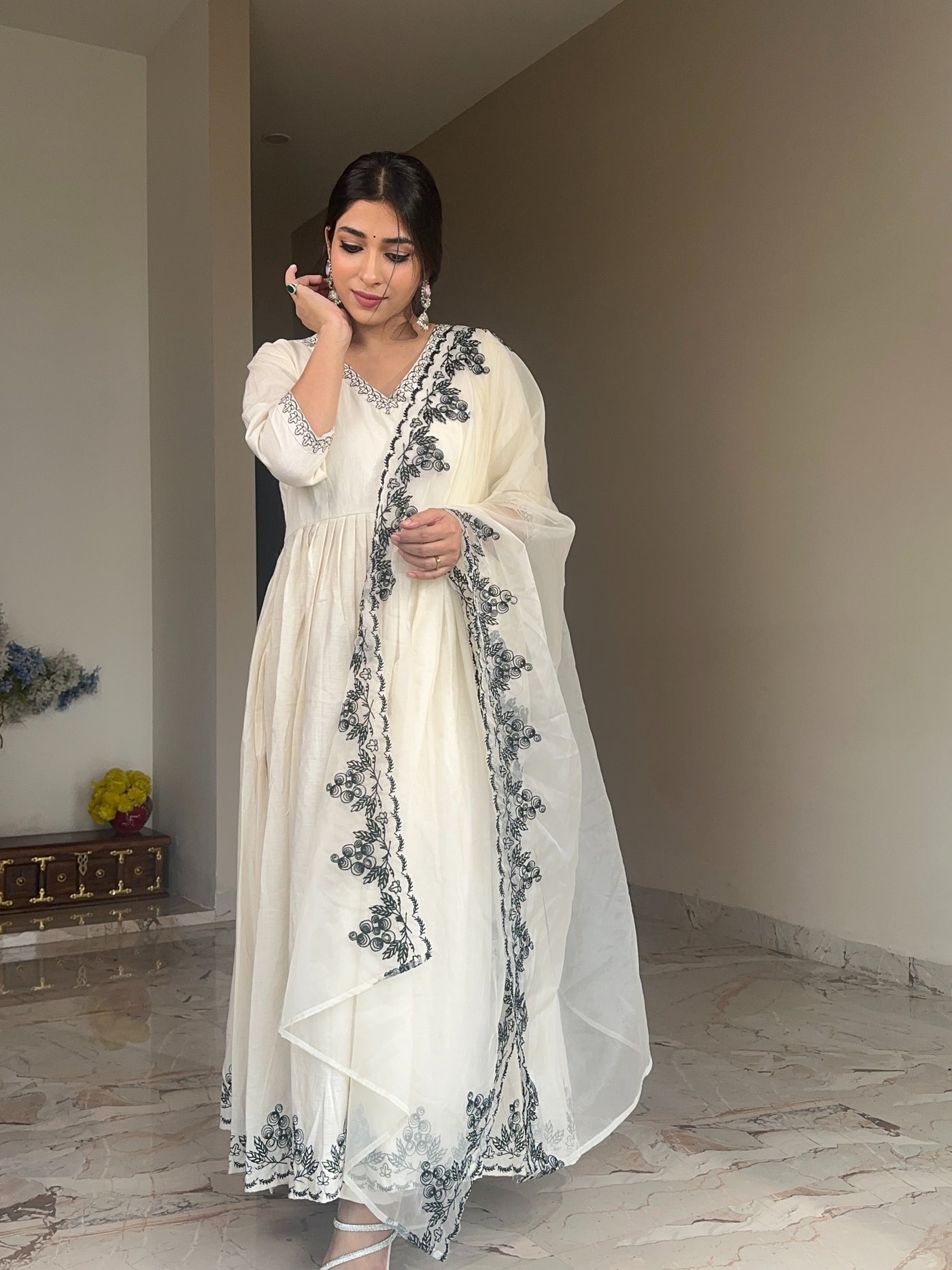 ESHITA MISHRA IN SUNAIRA WHITE GRAPE SET